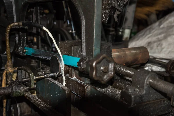 Hack máquina de aserrado de trabajo para cortar un metal —  Fotos de Stock
