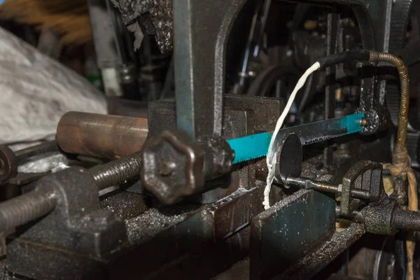 Hack розпилювальна машина, що працює для різання металу — стокове фото