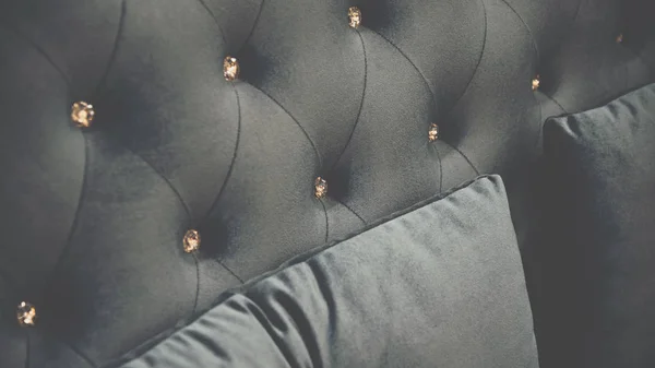 Travesseiro cor preta na cama preta de luxo no quarto — Fotografia de Stock