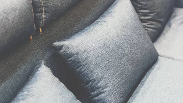 Yatak kahverengi veya bej yatak yastık gri renk