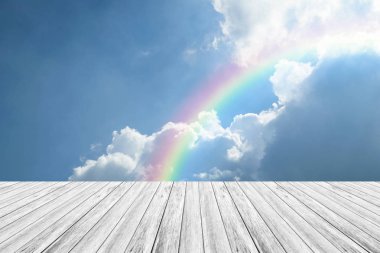 Ahşap Teras ve rainbow ile mavi gökyüzü bulut