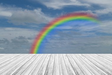 ahşap Teras ve rainbow ile mavi gökyüzü