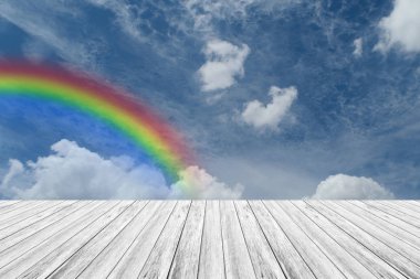 ahşap Teras ve rainbow ile mavi gökyüzü