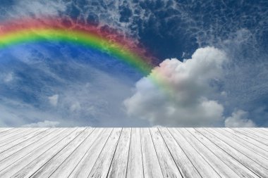 ahşap Teras ve rainbow ile mavi gökyüzü