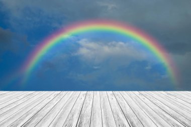 Ahşap Teras ve rainbow ile mavi gökyüzü bulut
