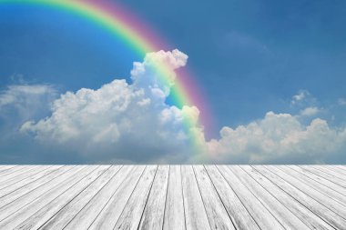 Ahşap Teras ve rainbow ile mavi gökyüzü bulut
