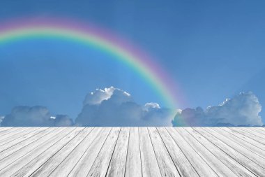 ahşap Teras ve rainbow ile mavi gökyüzü