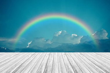 Ahşap Teras ve gökkuşağı gökyüzü bulut mavi, vintag içinde işlem