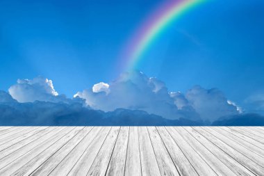 Ahşap Teras ve rainbow ile mavi gökyüzü bulut