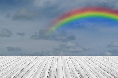 ahşap Teras ve rainbow ile mavi gökyüzü