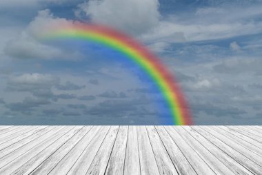 ahşap Teras ve rainbow ile mavi gökyüzü