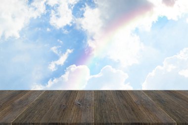 Ahşap Teras ve rainbow ile mavi gökyüzü bulut