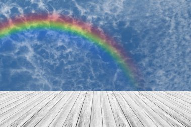 ahşap Teras ve rainbow ile mavi gökyüzü