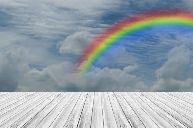 ahşap Teras ve rainbow ile mavi gökyüzü