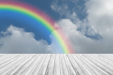 Ahşap Teras ve rainbow ile mavi gökyüzü bulut