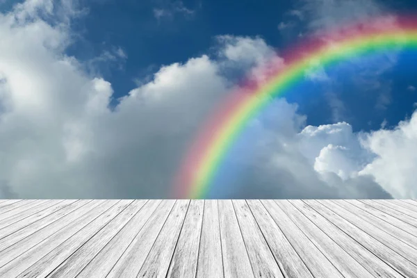 Ahşap Teras ve rainbow ile mavi gökyüzü bulut