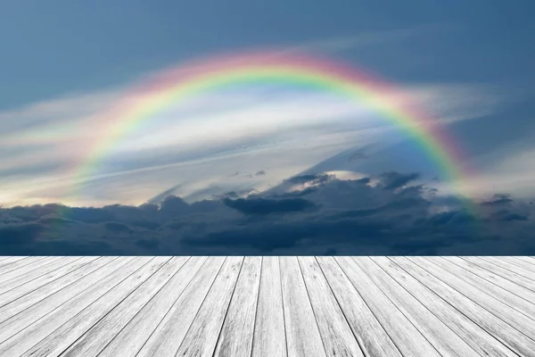 Ahşap Teras ve rainbow ile mavi gökyüzü bulut