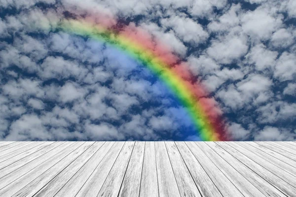 ahşap Teras ve rainbow ile mavi gökyüzü