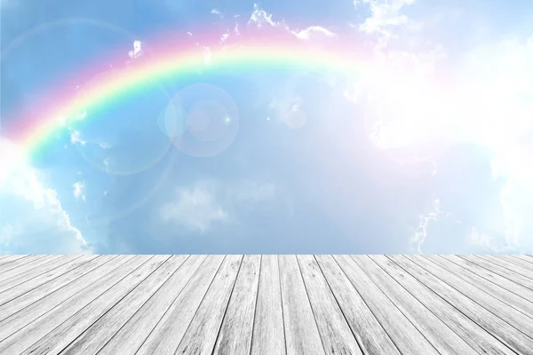 Terraza de madera y cielo azul con arco iris — Foto de Stock