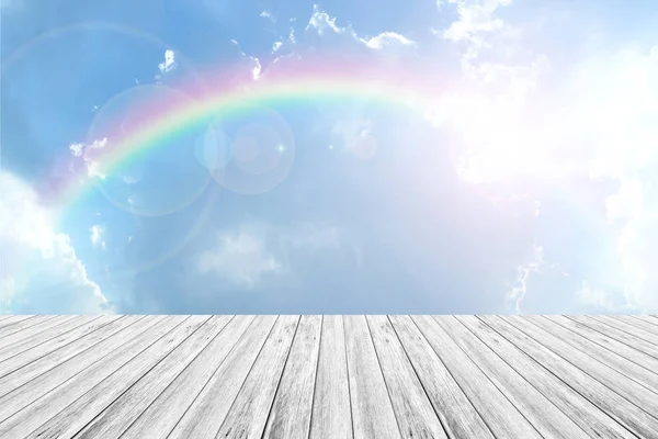 Ahşap Teras ve gökkuşağı gökyüzü