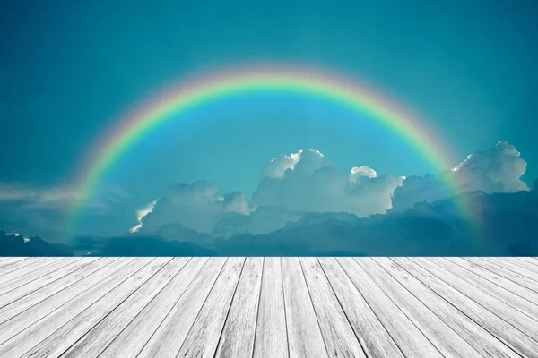 Ahşap Teras ve gökkuşağı gökyüzü bulut mavi, vintag içinde işlem