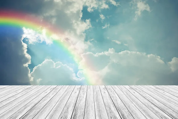 Ahşap Teras ve gökkuşağı gökyüzü bulut mavi, vintag içinde işlem