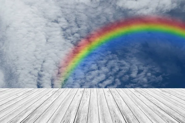 ahşap Teras ve rainbow ile mavi gökyüzü