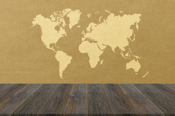 Textura de papel de cartón con terraza de madera con mapa del mundo — Foto de Stock