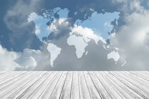 Nuvem céu azul com terraço de madeira e mapa do mundo — Fotografia de Stock