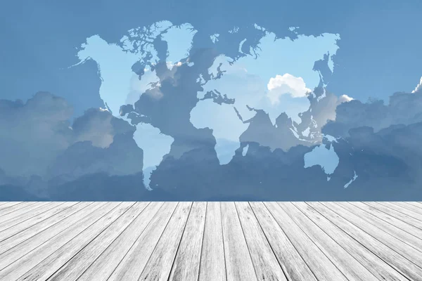 Nuvem céu azul com terraço de madeira e mapa do mundo — Fotografia de Stock