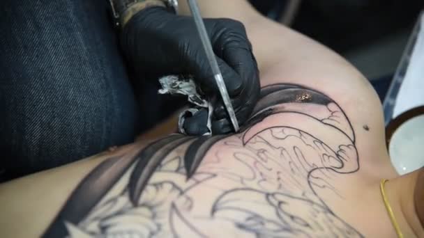 Tetováló művész, művészeti rajz, a test — Stock videók