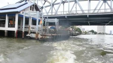 Chao Phraya Nehri üzerinde tekne seyahat