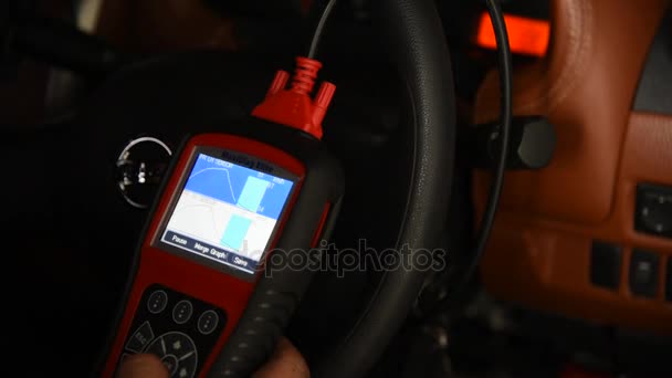 Controllo di un motore auto OBD per la riparazione in garage auto — Video Stock