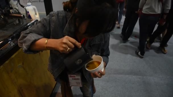 Бариста наливает латте пена сделать кофе латте искусства — стоковое видео