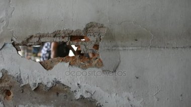 Matkap tarafından tuğla duvar kırmak
