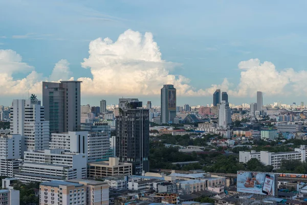 Со зданием в Бангкоке — стоковое фото