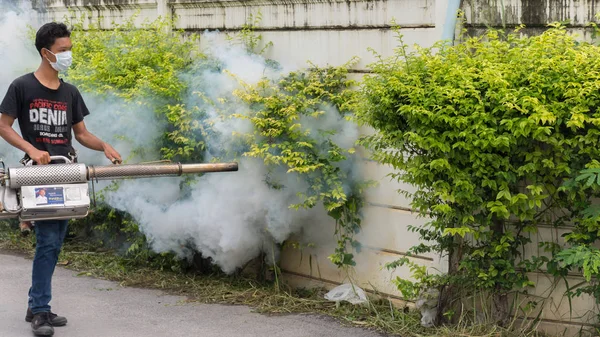 Korumak virüs için Ddt spreyi sivrisinek kill sisleme — Stok fotoğraf