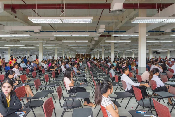 Adultos toman examen en la sala de examen para nombrar a trabajar — Foto de Stock