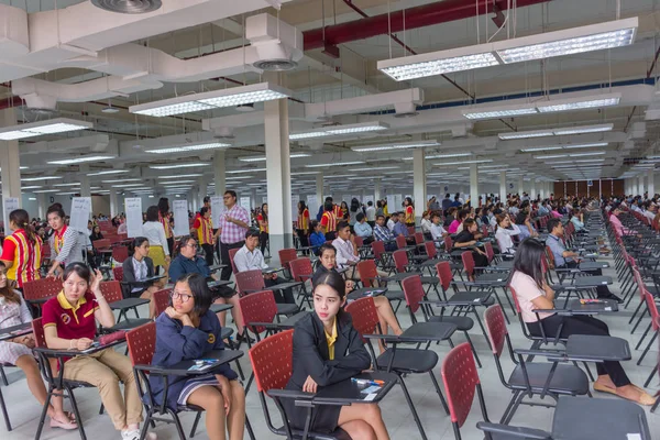 Adultos toman examen en la sala de examen para nombrar a trabajar — Foto de Stock