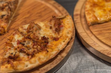 Pizza üzerinde ahşap daire kurulunda görev yapmaktadır.