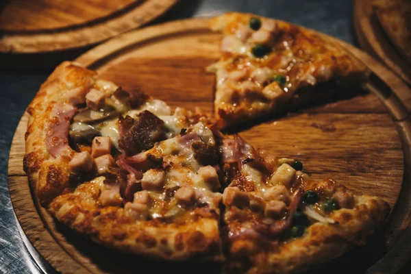 Pizza üzerinde ahşap daire kurulunda görev yapmaktadır.