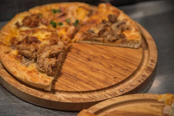 Pizza üzerinde ahşap daire kurulunda görev yapmaktadır.