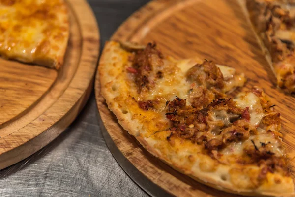 Pizza üzerinde ahşap daire kurulunda görev yapmaktadır.