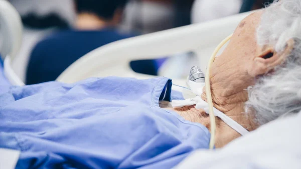 Paciente hace traqueostomía y ventilador en el hospital — Foto de Stock