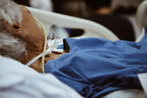 Paciente hace traqueostomía y ventilador en el hospital —  Fotos de Stock