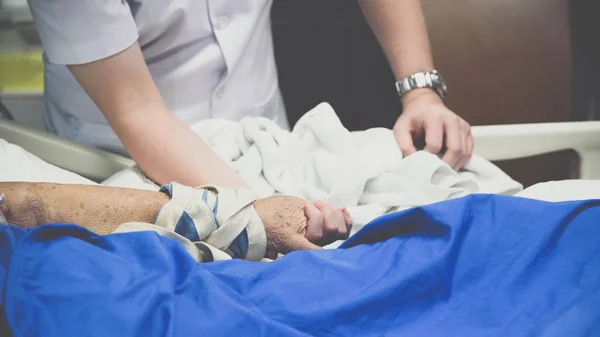 Ασθενής σε νοσοκομείο και κρατώντας το ένα χέρι — Φωτογραφία Αρχείου
