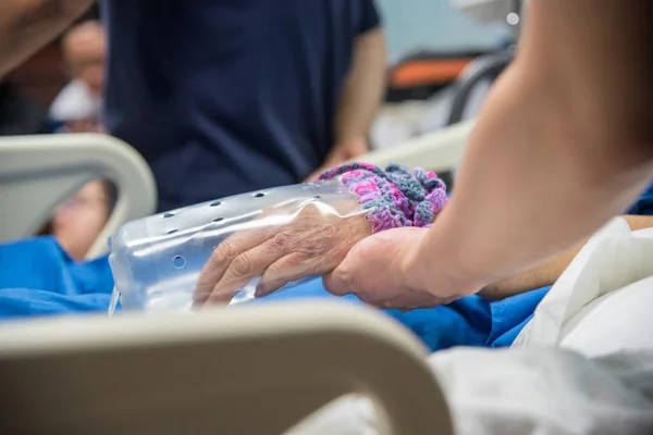 Paciente en el hospital y sosteniendo una mano — Foto de Stock