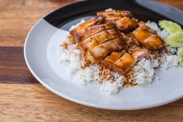Gegrilltes rotes Schweinefleisch in Sauce mit Reis und Gurken — Stockfoto