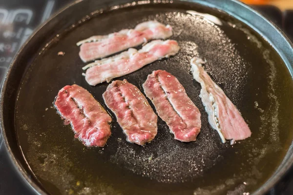 Cozinha de carne crua grelhada em grelhador wagyu — Fotografia de Stock