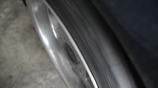 Roterande en bil hjulen för att kontrollera bilen suspension — Stockvideo
